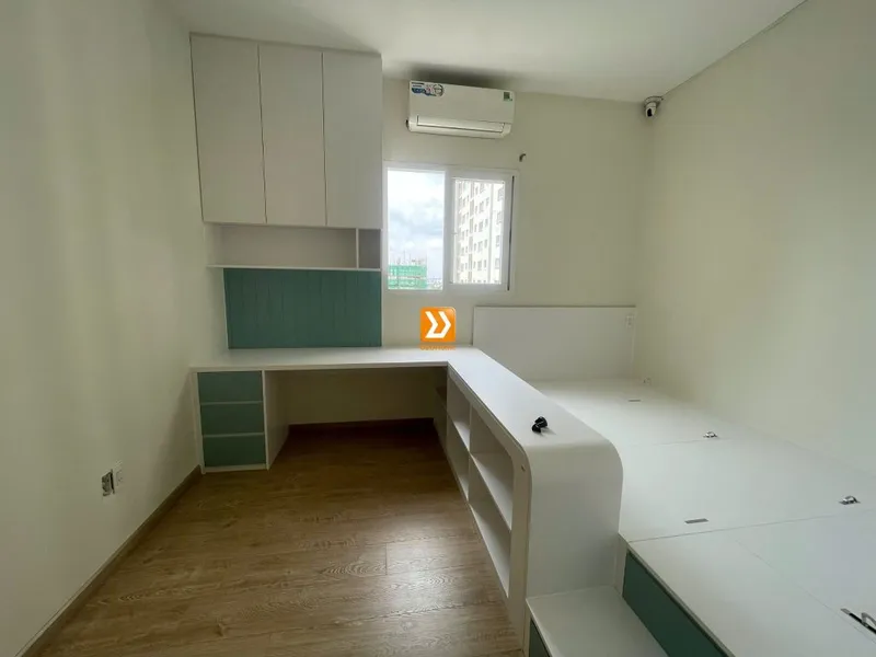 Phòng ngủ cho bé với hệ giường tủ bàn kết hợp nhà chị Uyên - Ảnh 1